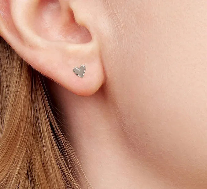 Simple S925 sterling silver heart-shaped ear studs with electroplated finish on a white background