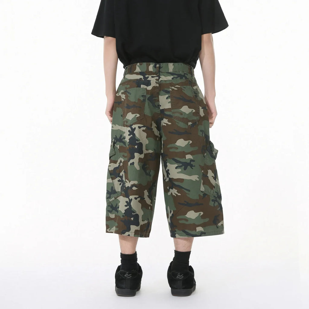 Men's loose-fit camouflage cotton wide-leg cropped jeans with side stitching and large pockets.