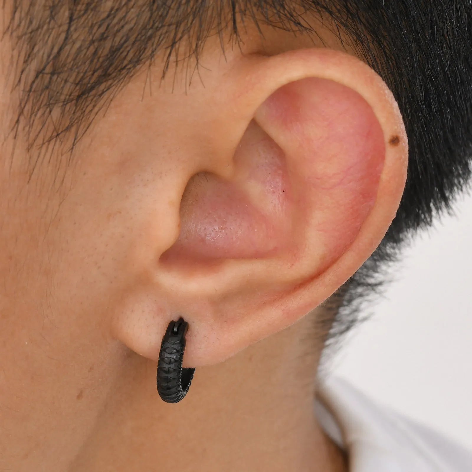Stainless steel snake pattern hip hop ear rings in black and gold minimalist design