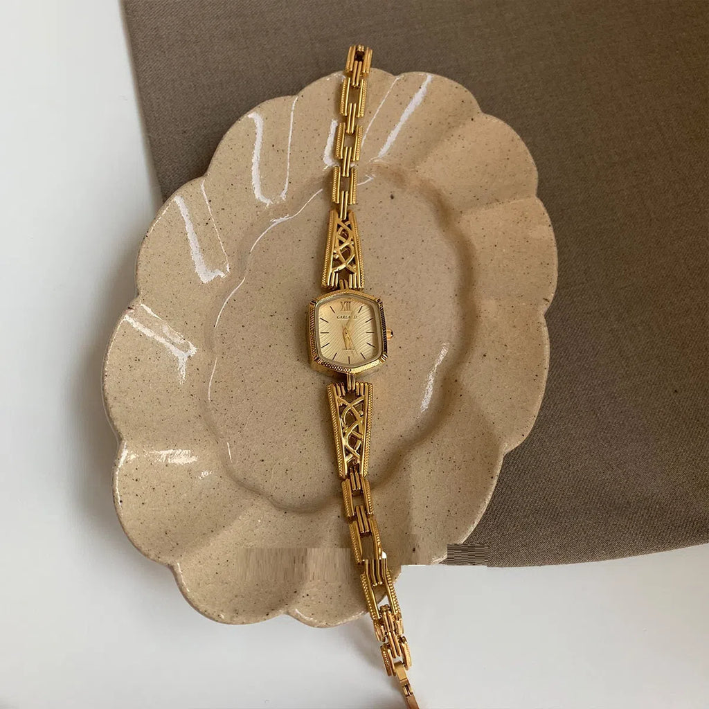 Women's quartz watch with gold strap and gold surface, special-interest palace design, AO68