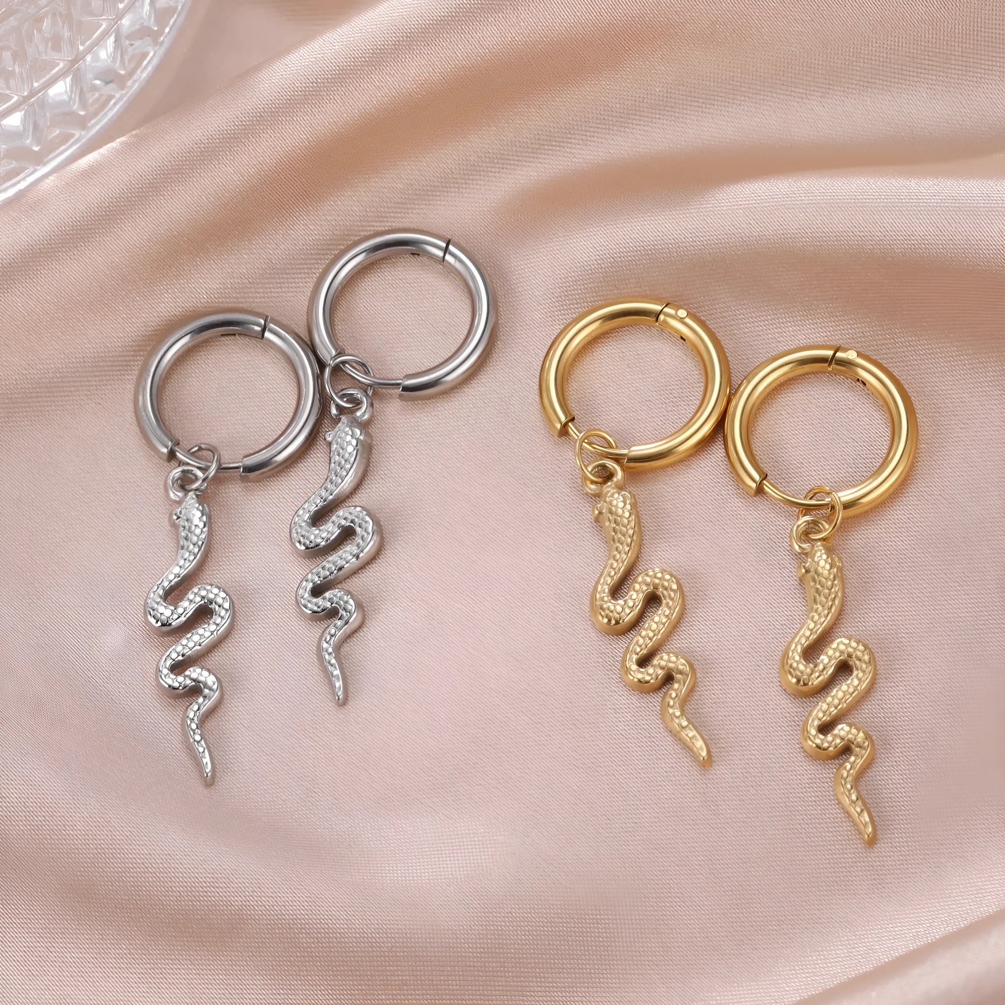 Snake-shaped vintage clip earrings in stainless steel with gold plating