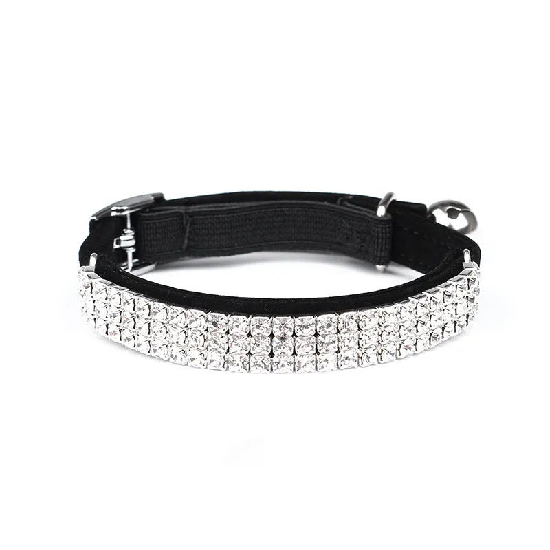 A velvet cat collar with rhinestones, shown in an adjustable length from 20 to 30 cm.