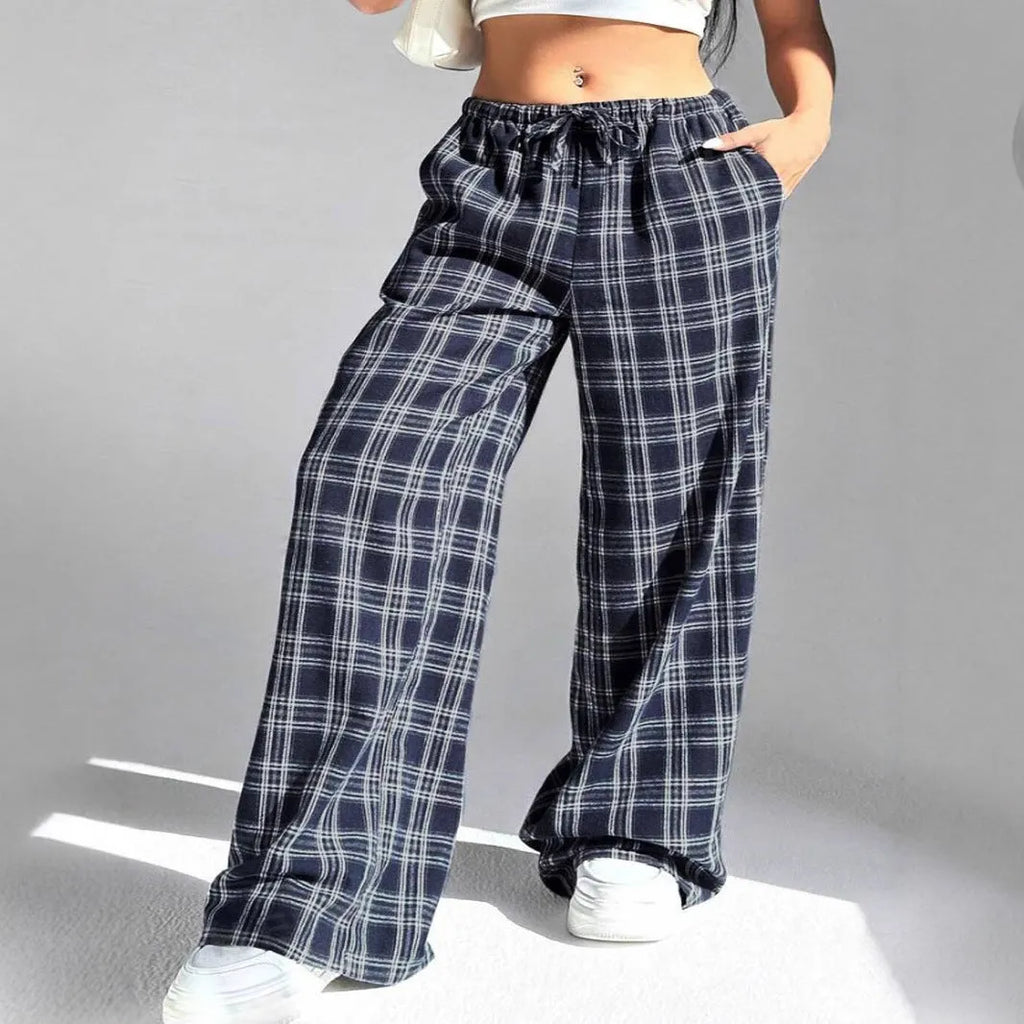 Women's plaid trousers with drawstring waist and side pockets in red or blue colours