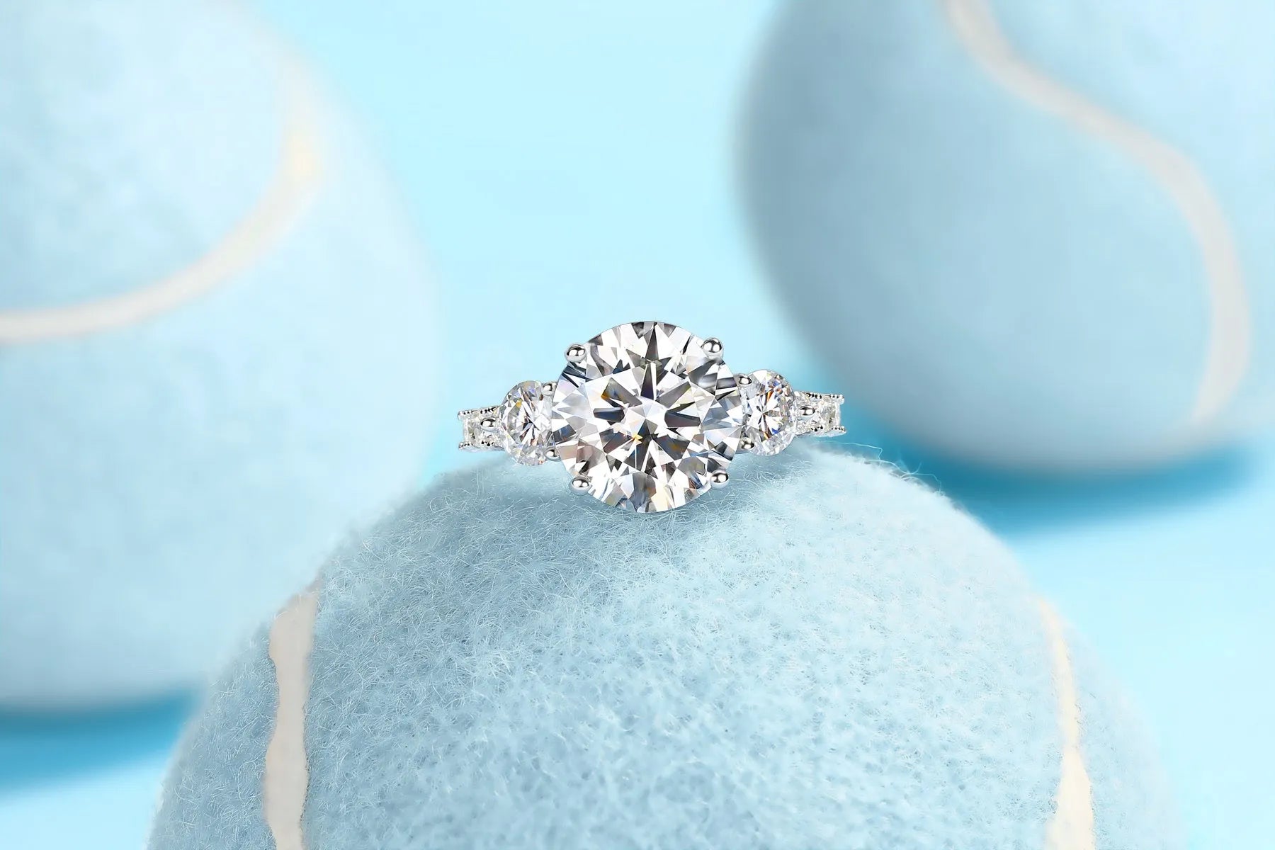 Three-diamond shining 5-carat moissanite S925 silver platinum-plated wedding ring on display in gift box