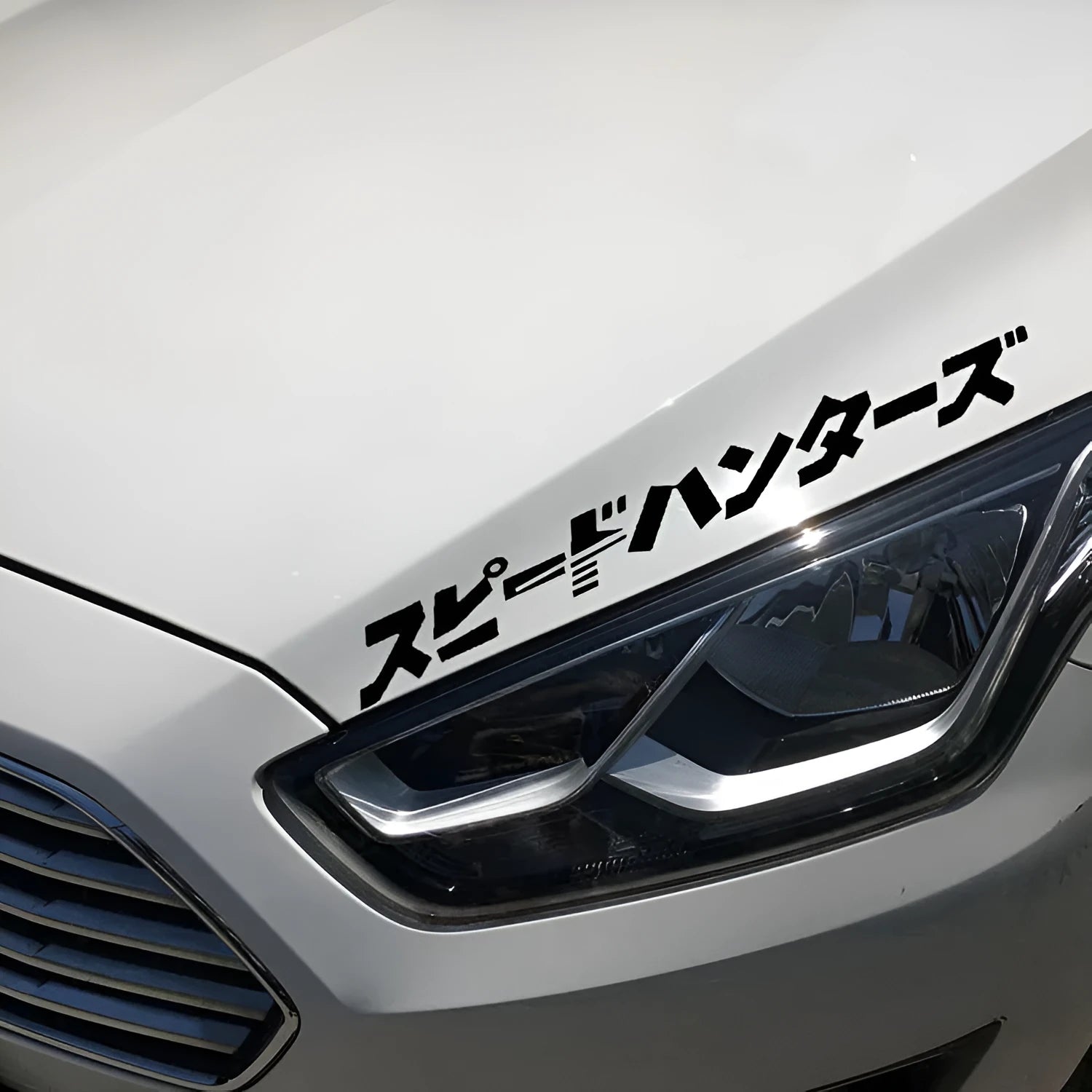 35x35cm square reflective Japanese-style car sticker on vehicle door in black or white.