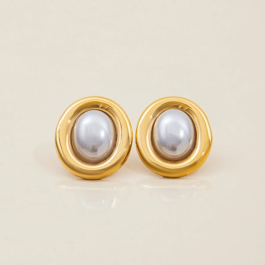 A pair of gold-colour stainless steel ear studs with a vintage pearl centre and butterfly clutch backs.
