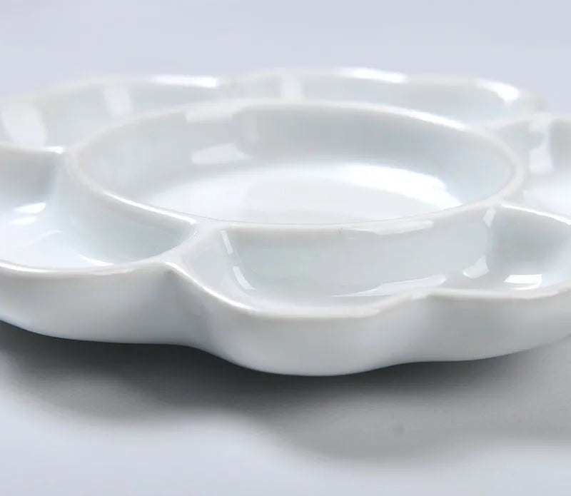 White ceramic plum blossom shaped paint palette for watercolour acrylic oil painting