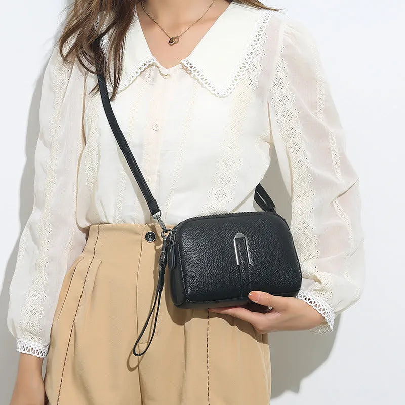 Women's genuine leather shoulder bag in square design with 19x13x6cm dimensions