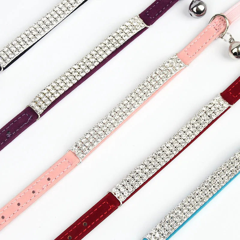 A velvet cat collar with rhinestones, shown in an adjustable length from 20 to 30 cm.