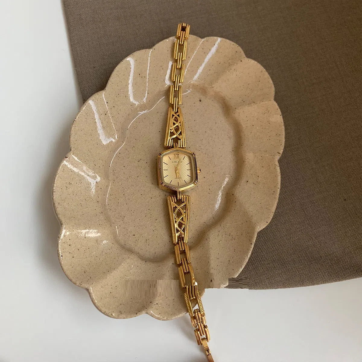 Women's quartz watch with gold strap and gold surface, special-interest palace design, AO68