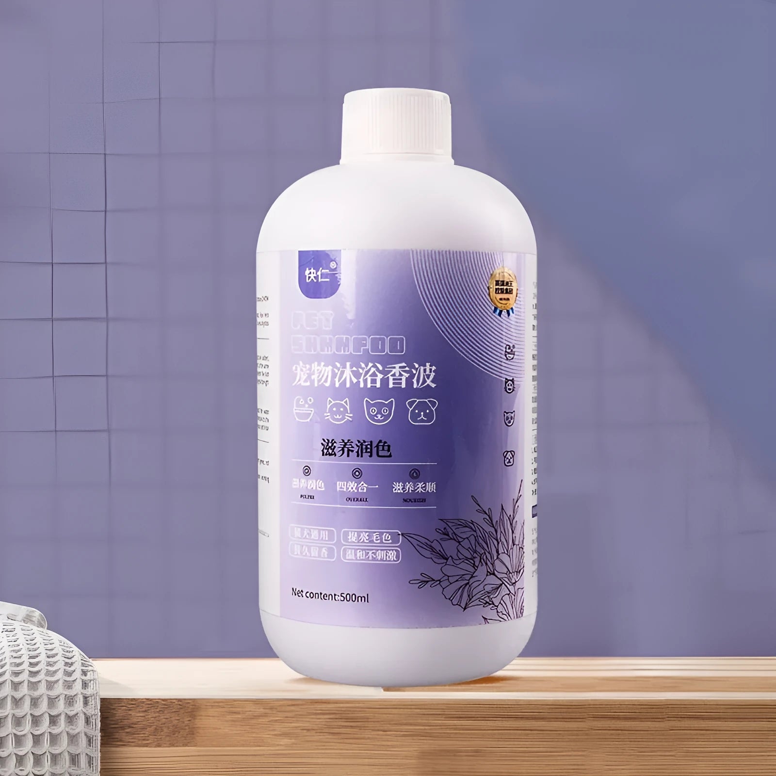 500ml bottle of antibacterial, anti-itch pet shower gel for dogs and cats
