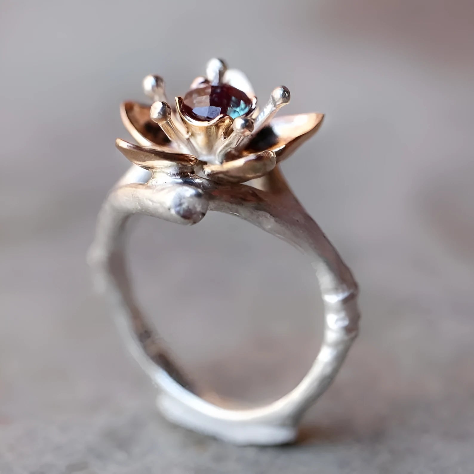 Two-tone silver women's fashion ring with geometric shape and floral pattern ornamentation