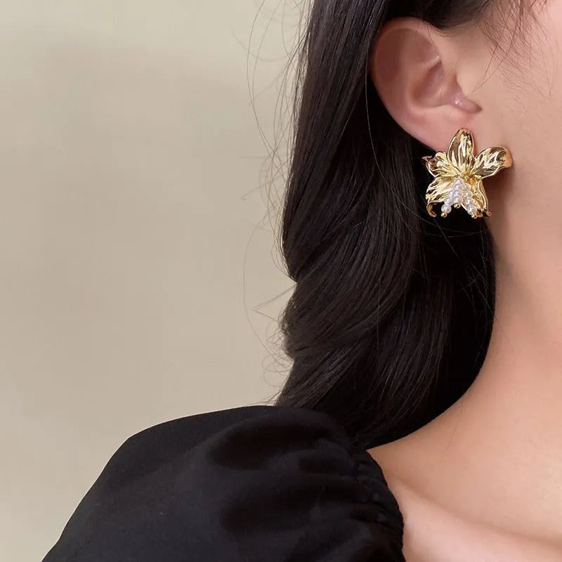 Golden H1795 metal flower earrings with exaggerated design and personalised styling elements