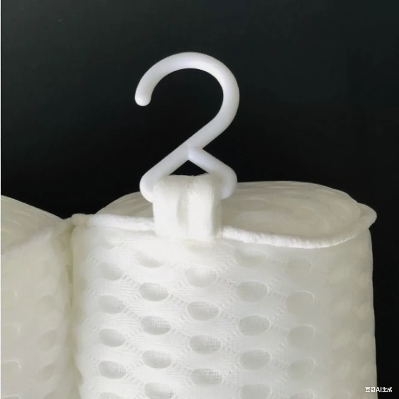 White bathtub pillow with 7 suction cups and 4D mesh design measuring 37x34x10cm