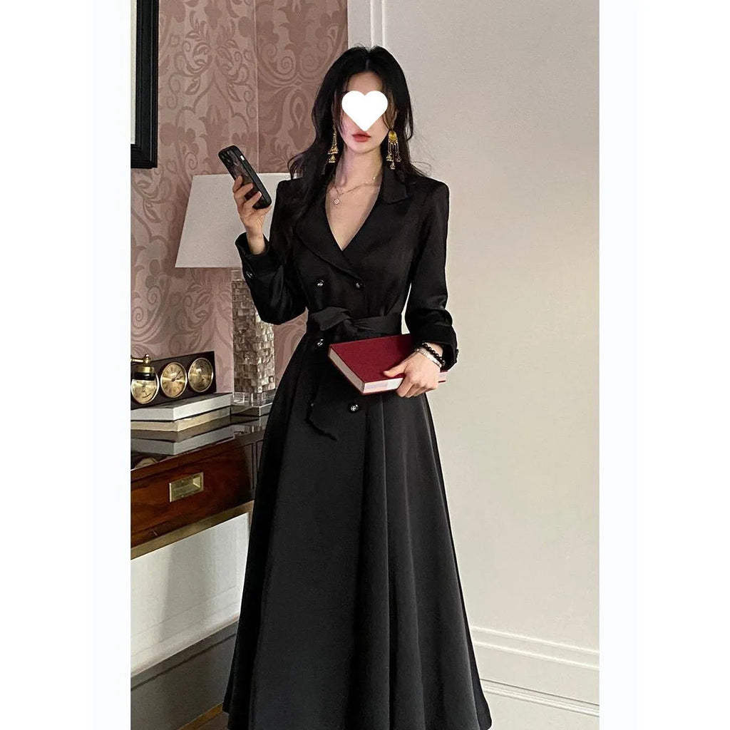 Retro waist-controlled double-breasted long coat in black polyester fibre with long sleeves, front view