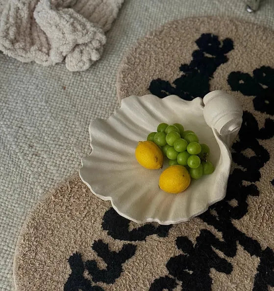 White resin simulation shell fruit plate ornament for light luxury table decoration.